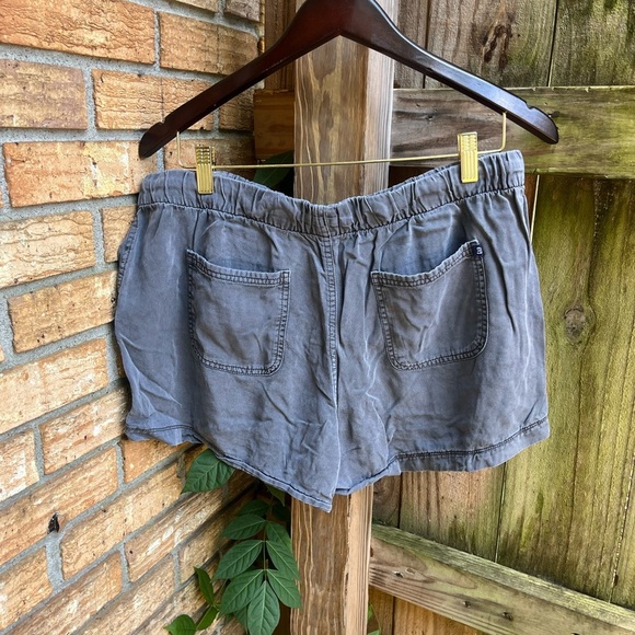 2 Pack GAP Gray/Blue Cargo Shorts with Relaxed Fit - Picture 3 of 7